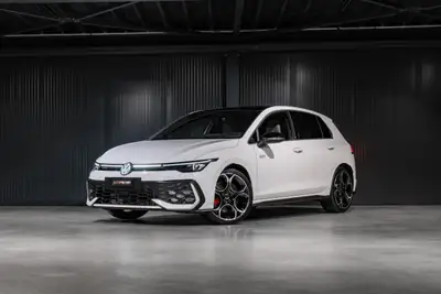 Volkswagen Golf 2.0 TSI GTI DSG — Sportive affûtée, cuir premium et 10 200 km seulement — exterior view