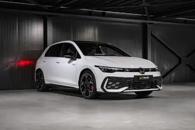 Volkswagen Golf 2.0 TSI GTI DSG — Sportive affûtée, cuir premium et 10 200 km seulement — dashboard
