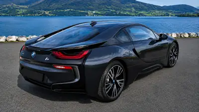 BMW i8 Coupé 2019 — Sportive hybride rechargeable, 31 000 km seulement — fianco