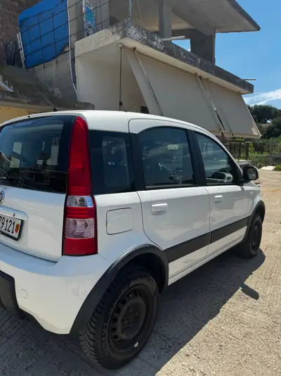 Fiat Panda 1.2 Climbing 4x4 — Petit SUV robuste, 4x4 intégral et pneus toutes saisons — Heckansicht