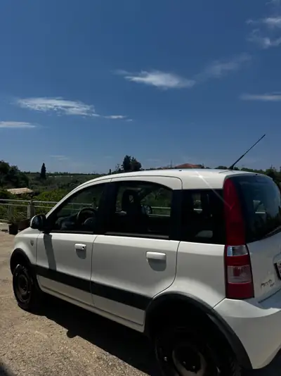 Fiat Panda 1.2 Climbing 4x4 — Petit SUV robuste, 4x4 intégral et pneus toutes saisons — Innenraum