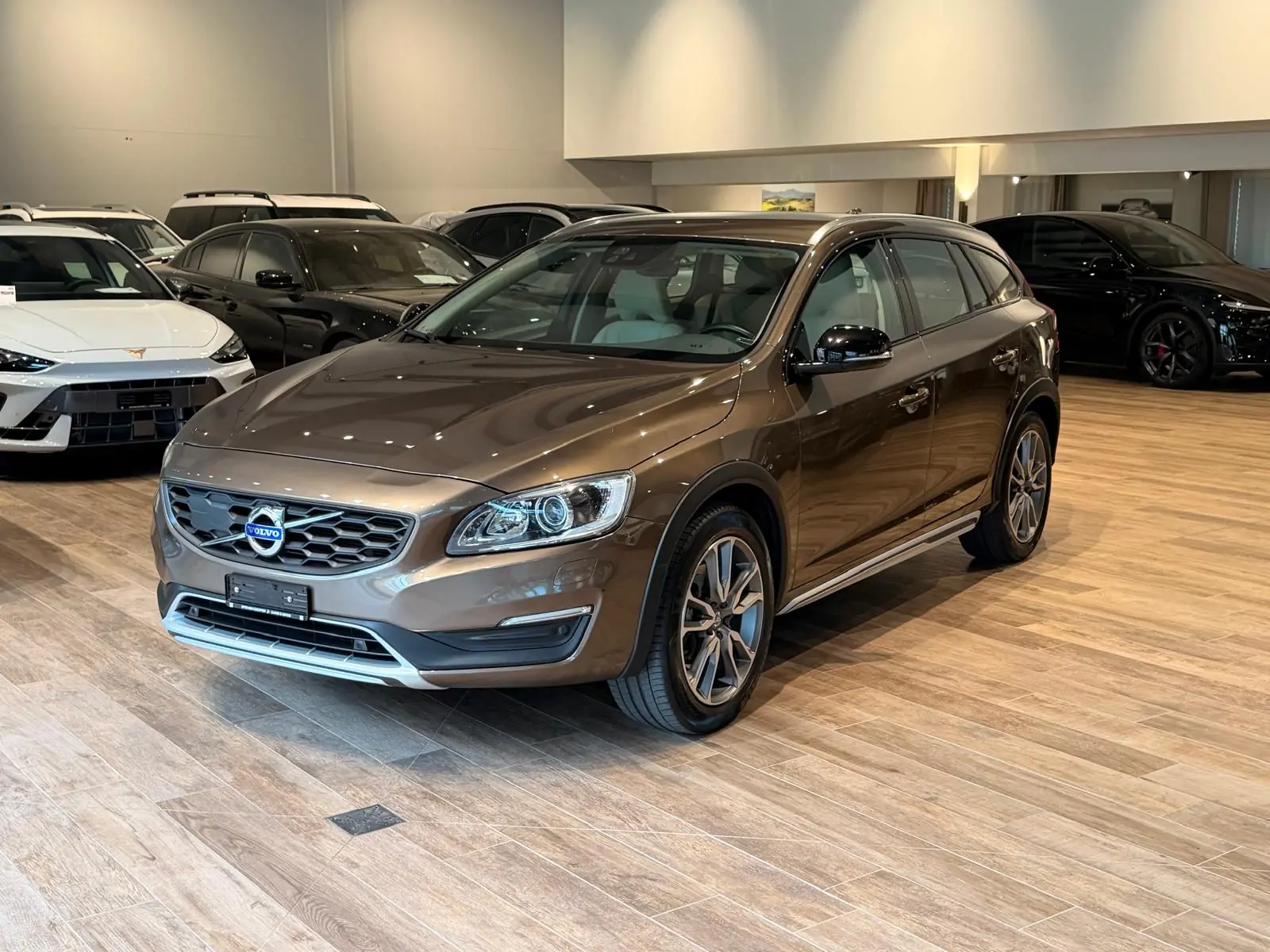 Volvo V60 Cross Country D4 AWD — Élégance suédoise tout-terrain, 69'000 km seulement