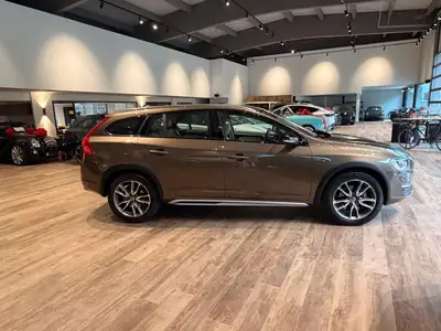Volvo V60 Cross Country D4 AWD — Élégance suédoise tout-terrain, 69'000 km seulement — Miniatur 14