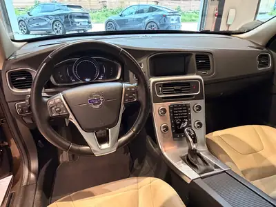 Volvo V60 Cross Country D4 AWD — Élégance suédoise tout-terrain, 69'000 km seulement — Miniatur 18