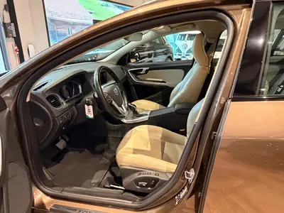 Volvo V60 Cross Country D4 AWD — Élégance suédoise tout-terrain, 69'000 km seulement — Miniatur 16