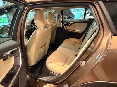 Volvo V60 Cross Country D4 AWD — Élégance suédoise tout-terrain, 69'000 km seulement — Miniatur 20