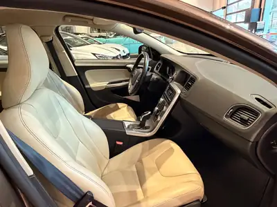 Volvo V60 Cross Country D4 AWD — Élégance suédoise tout-terrain, 69'000 km seulement — Miniatur 21