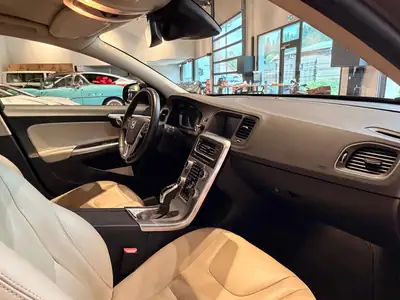Volvo V60 Cross Country D4 AWD — Élégance suédoise tout-terrain, 69'000 km seulement — Miniatur 23