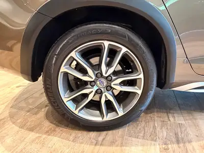 Volvo V60 Cross Country D4 AWD — Élégance suédoise tout-terrain, 69'000 km seulement — Miniatur 24