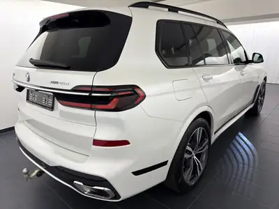 BMW X7 xDrive 48V 40d M Sport — SUV 7 places, diesel hybride mild-hybrid, garantie constructeur — Heckansicht