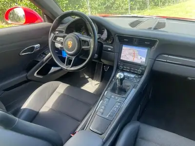 Porsche 911 4.0 GT3 Touring — 500 ch, transmission manuelle, presqu'aucun kilomètre — intérieur