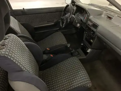 Mazda 323 1.6i GTX Turbo 4WD — Berline compact des années 80, turbo et traction intégrale — vista posteriore