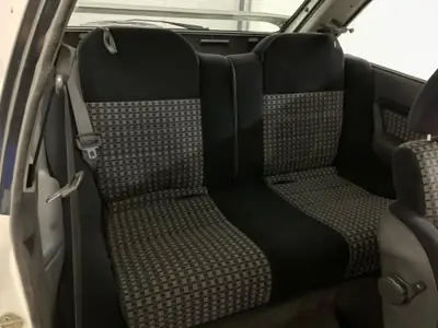 Mazda 323 1.6i GTX Turbo 4WD — Berline compact des années 80, turbo et traction intégrale — interni