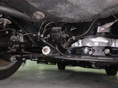 Mazda 323 1.6i GTX Turbo 4WD — Berline compact des années 80, turbo et traction intégrale — cruscotto