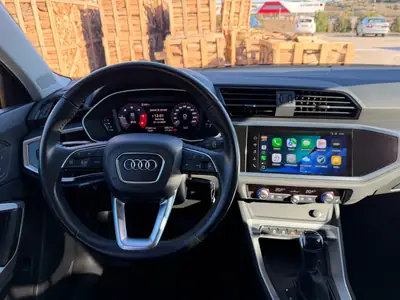 Audi Q3 2.0 TDI Quattro — SUV compact robuste, Matrix LED et CarPlay sans fil — cruscotto