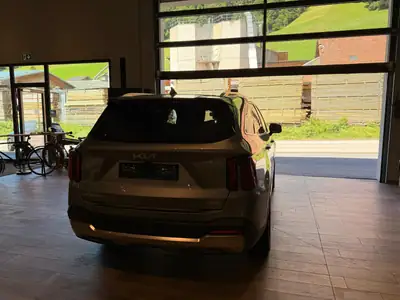 Kia Sorento 1.6 T-GDi PHEV — SUV 7 places hybride rechargeable, 8000 km seulement — vista posteriore
