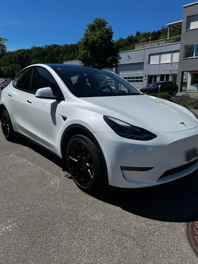 Tesla Model Y Long Range Dual Motor AWD 2024 — SUV électrique haute performance, 12 500 km — Außenansicht