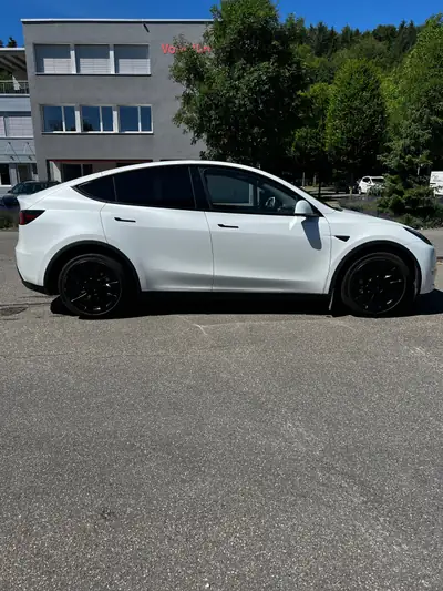 Tesla Model Y Long Range Dual Motor AWD 2024 — SUV électrique haute performance, 12 500 km — Heckansicht