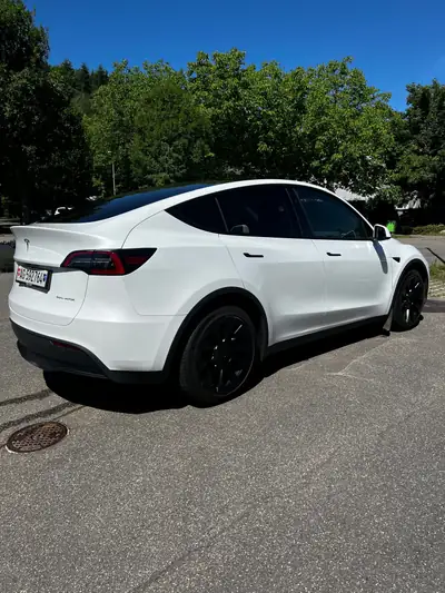 Tesla Model Y Long Range Dual Motor AWD 2024 — SUV électrique haute performance, 12 500 km — Innenraum