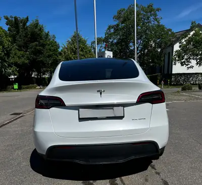 Tesla Model Y Long Range Dual Motor AWD 2024 — SUV électrique haute performance, 12 500 km — Armaturenbrett