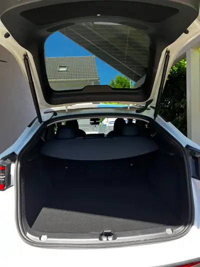 Tesla Model Y Long Range Dual Motor AWD 2024 — SUV électrique haute performance, 12 500 km — Miniatur 8