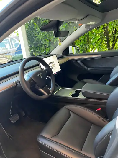 Tesla Model Y Long Range Dual Motor AWD 2024 — SUV électrique haute performance, 12 500 km — Miniatur 9