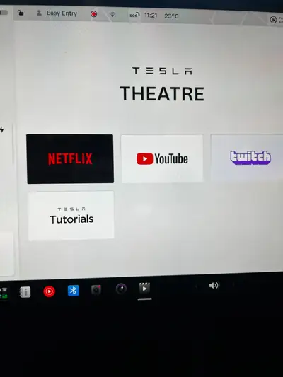 Tesla Model Y Long Range Dual Motor AWD 2024 — SUV électrique haute performance, 12 500 km — Miniatur 12