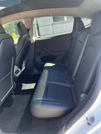 Tesla Model Y Long Range Dual Motor AWD 2024 — SUV électrique haute performance, 12 500 km — Miniatur 13
