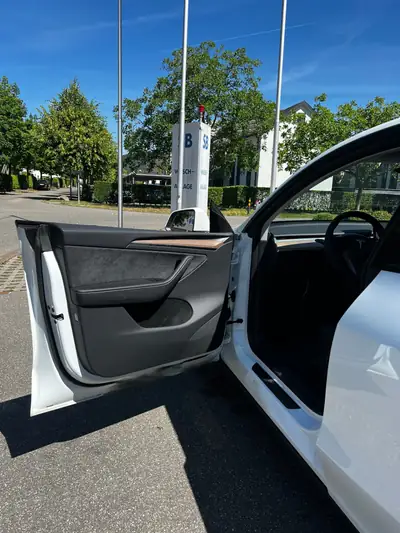 Tesla Model Y Long Range Dual Motor AWD 2024 — SUV électrique haute performance, 12 500 km — Miniatur 17