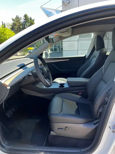 Tesla Model Y Long Range Dual Motor AWD 2024 — SUV électrique haute performance, 12 500 km — Miniatur 19