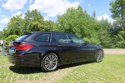 BMW 530d xDrive Steptronic — Break sportif diesel, révisé et fiable — side view