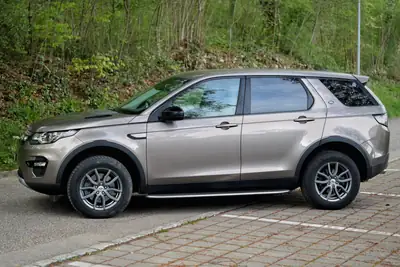 Land Rover Discovery Sport 2.0 TD4 HSE — SUV 7 places, diesel fiable, faible kilométrage — Seitenansicht