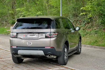 Land Rover Discovery Sport 2.0 TD4 HSE — SUV 7 places, diesel fiable, faible kilométrage — Heckansicht