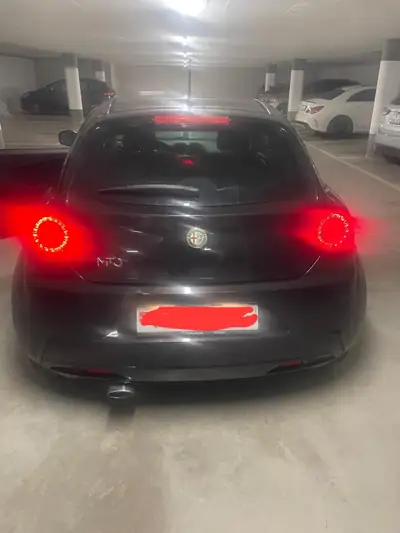 Alfa Romeo Mito 1.4 MultiAir Progression — Citadine élégante, pneus 4 saisons complets — vista posteriore
