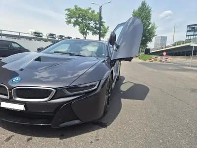 BMW i8 E-Motor + TwinPower — Le coupé hybride rechargeable haute performance — vista posteriore