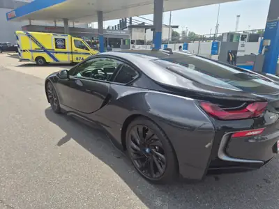 BMW i8 E-Motor + TwinPower — Le coupé hybride rechargeable haute performance — fianco