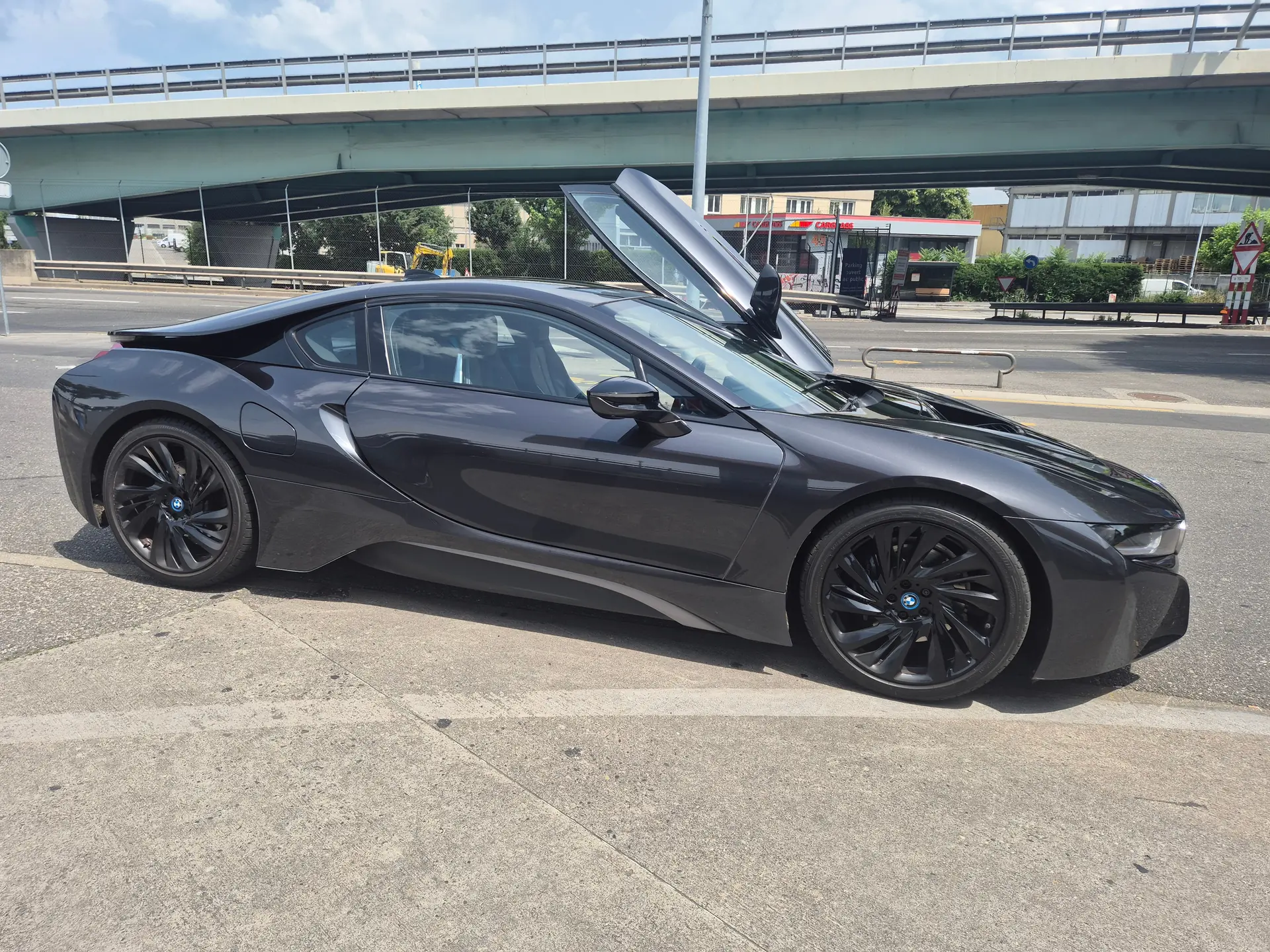 BMW i8 E-Motor + TwinPower — Le coupé hybride rechargeable haute performance — vista esterna