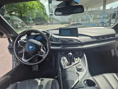 BMW i8 E-Motor + TwinPower — Le coupé hybride rechargeable haute performance — cruscotto