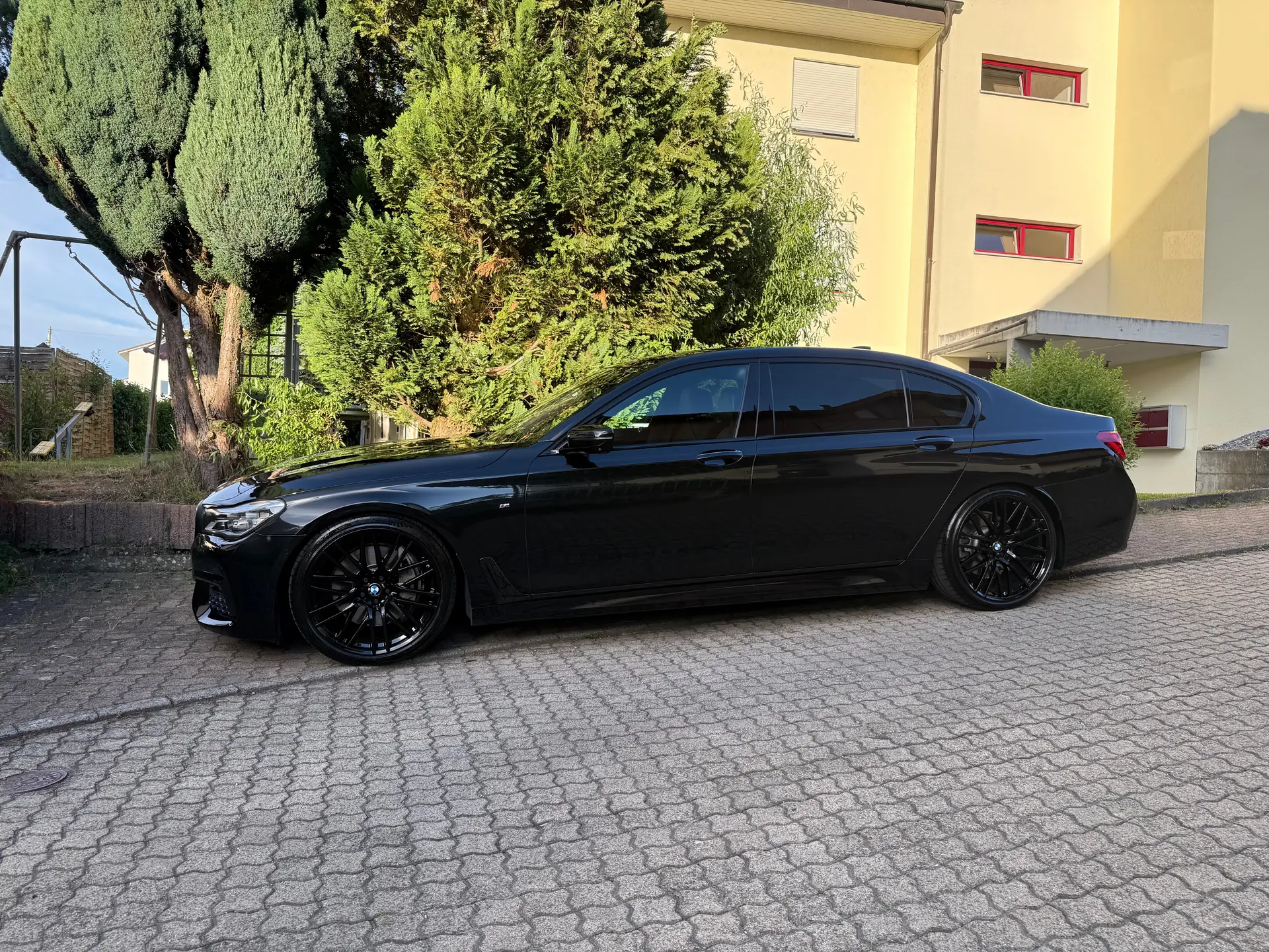 BMW 750Ld xDrive — Berline de prestige diesel, 400 ch et traction intégrale — vista esterna
