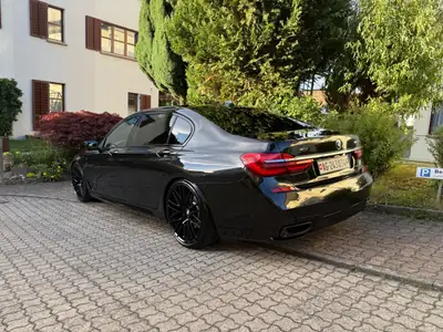 BMW 750Ld xDrive — Berline de prestige diesel, 400 ch et traction intégrale — vista posteriore
