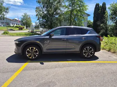 Mazda CX-5 2.5 Revolution AWD — SUV polyvalent, moteur essence performant, 95'000 km — side view