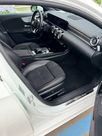 Mercedes-Benz A 180 d AMG Line — Diesel efficient, design premium, kilométrage modéré — Miniatura 9