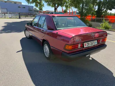 Mercedes-Benz 190 2.6 — Berline de prestige aux 105'000 km, sans sinistre — interni