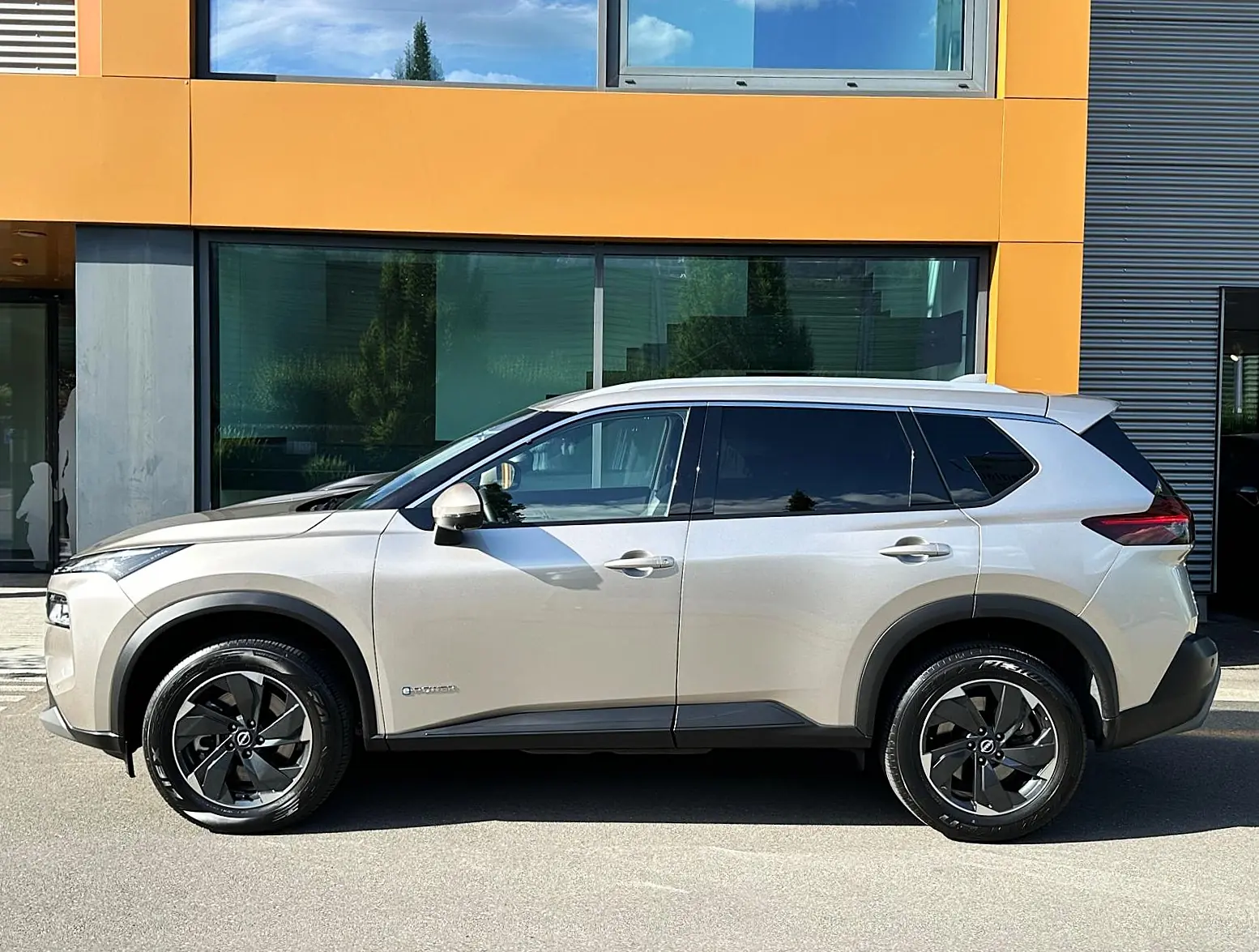 Nissan X-Trail 1.5 VC-T N-Connecta e-4orce — SUV 7 places hybride essence, 20'000 km seulement