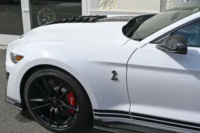 Ford Mustang Shelby GT500 — Muscle car légendaire, état quasi neuf et kilométrage minimal — Miniatur 8