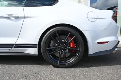 Ford Mustang Shelby GT500 — Muscle car légendaire, état quasi neuf et kilométrage minimal — Miniatur 9