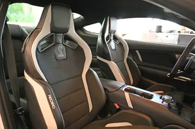 Ford Mustang Shelby GT500 — Muscle car légendaire, état quasi neuf et kilométrage minimal — Miniatur 16