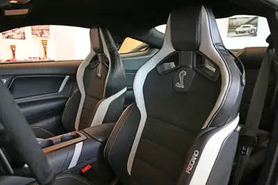 Ford Mustang Shelby GT500 — Muscle car légendaire, état quasi neuf et kilométrage minimal — Miniatur 23