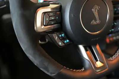 Ford Mustang Shelby GT500 — Muscle car légendaire, état quasi neuf et kilométrage minimal — Miniatur 26