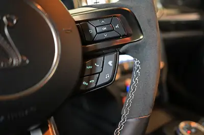Ford Mustang Shelby GT500 — Muscle car légendaire, état quasi neuf et kilométrage minimal — Miniatur 27